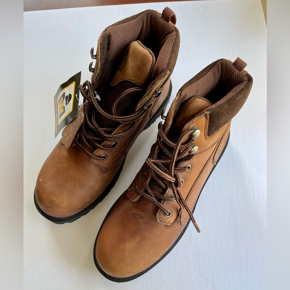 Work master mens boots size 8 1/2. Never worn and still in box!